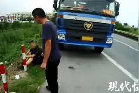 货车司机突发重病不停吐血，民警一路喊话上演“生死时速”图片