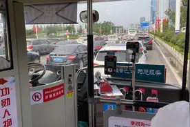 青西快线运行一圈近5个小时，司机不敢多喝水图片