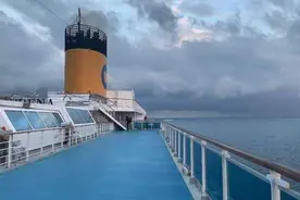 顶级面霜倒桶里！大牌口红全掰断！湖北船员漂泊192天：每天销毁海量化妆品图片