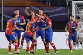 吴金贵上任首战率青岛黄海虎口夺分，终结上港连胜势头图片