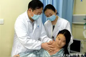 花季少女颈部长巨大瘤子，专家巧摘救命图片