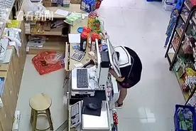 蓝天救援队队长搜救归来 自家超市出现几张字条图片