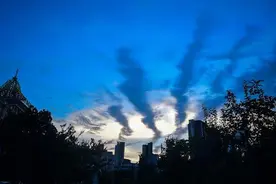 武汉天空出现“飞龙在天”图片