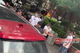 灌阳3名男子到灵川一小区闹事致3人受伤，被行拘10日图片