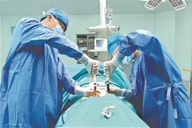 12岁女孩为给爸爸捐献骨髓 一天吃6餐14天增重10斤图片