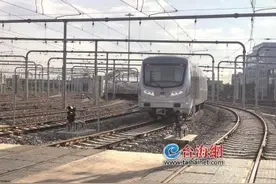 厦门地铁首列永磁式电客车“服役”图片