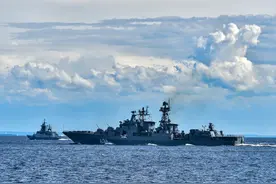 俄海军在波罗的海举行鱼雷和火炮射击演习图片