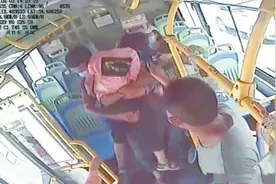 少年公交车上突然昏迷车长和乘客们生死救援图片