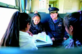 一趟车一辈子，绿皮“小火车”上的“阿呷车长”图片