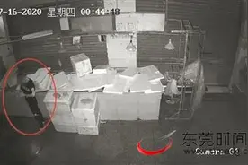 两男子夜潜农贸市场“掉包”商户收款码图片