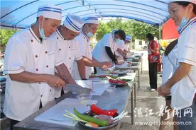 东海岛群众家门口学厨艺图片