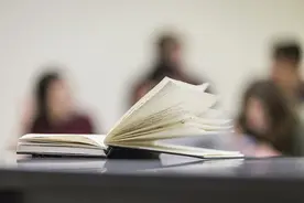 录取通知书惊现“王炸”，象牙塔须有超越现实的一面图片