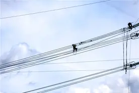 电网界“高空王子”：滚烫的铁塔上一待就是四五个小时，感觉自己像块烤肉加点孜然说不定挺香图片