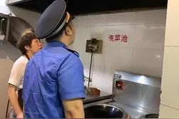 郑州这些城管队员钻进街头饭店后厨，去干啥了？图片