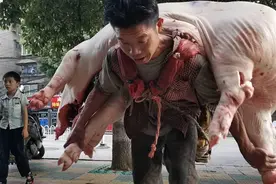 看哭！贵阳“背肉汉”每天背上万斤猪肉：养活一家人，自己很满足视频封面