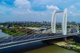 上海祁连山路大桥开始摊铺沥青，明年可具备通车条件图片