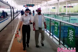 旅客将包落在安检处 泰安站值班员急寻失主并归还图片