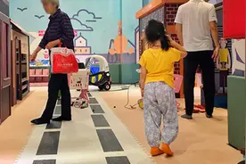 在滑梯口2岁孩子摔骨折！“卡通尼”说家长监护不力……图片
