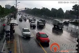 淄博男子开车溅水花浇湿路人 交警约谈车主罚款教育图片