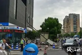 “哐！”杭州一路杆砸中男孩头部，鲜血直流！妈妈惊慌失措，这一幕让她太感动图片