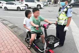 10岁男童偷骑电动车带着小姐姐“兜风”被查纠图片