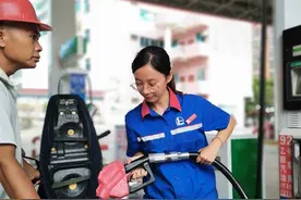 开辟“爱心服务点”，中石化河池加油站化身摩托车主“避风港”图片