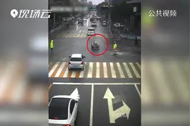 拿去穿！他雨中光脚执勤被塞暖心雨鞋视频封面