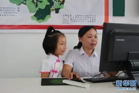 扶贫路上的“母女”情图片