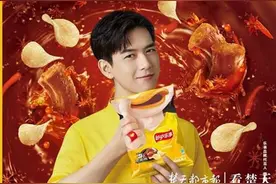 周黑鸭、乐事合作推出联名薯片 鸭脖味的薯片你喜欢吗？图片