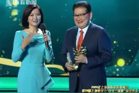 陈宝国凭借《老酒馆》获得最佳男主角奖图片