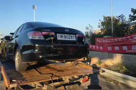 私家车挂假军牌逃缴通行费1624元，被高速收费人员逮个正着图片