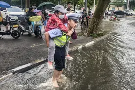 暴雨后，你赤脚助人的样子真暖图片