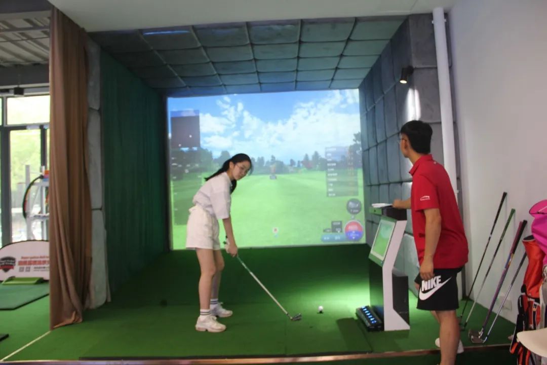 一家上世纪的印刷厂变身!竟有高尔夫+冰球,关键不贵还能领福利 一家上世纪的印刷厂变身!竟有高尔夫+冰球,关键不贵还能领福利