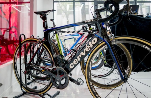 一家上世纪的印刷厂变身!竟有高尔夫+冰球,关键不贵还能领福利 一家上世纪的印刷厂变身!竟有高尔夫+冰球,关键不贵还能领福利