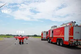 上海演练无人机灭火：一架负责巡逻侦察，一架投放灭火弹图片