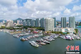首艘免担保进境自驾游艇在海南三亚入境图片