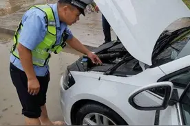 菏泽定陶：大雨连降，交警雨中救助积水车辆图片