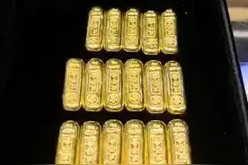 金价攀升！上海爷叔带35根金条来回售，还有人囤了10公斤图片