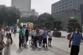 突发！西安明秦王府一处城墙坍塌，亲历者：吓得腿软，幸亏公交车早开了10秒图片