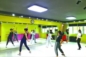 跟着“姐姐”跳，女团舞蹈体验课火了图片