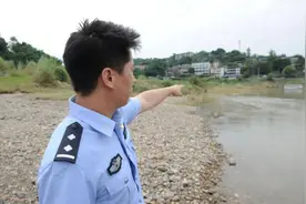 男子溺水命悬一线 休班民警20分钟上演生死营救图片