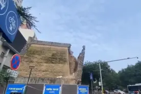突发！西安600年历史的明秦王府城墙坍塌，直接砸向马路，坍塌处长约10米，最深处可达5米图片