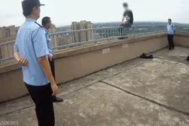江苏无锡：男子25楼欲轻生 民警一个箭步拽回图片