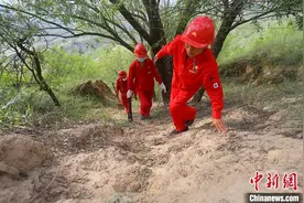 长庆油田巡线女工：远离城市喧嚣 每日徒步山间查管线图片
