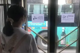 长沙118路公交车上贴趣味物理题走红，出题司机：曾是学霸，因玩手机未能参加高考图片