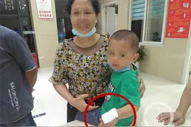 “鬼探头”防不胜防！5岁男童横穿马路 不慎被出租车卷入车底图片