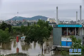 首尔汉江大桥水域发布洪水预警图片