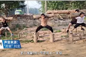 苛责村庄版“摔跤爸爸”，不如扪心自问怎样面对孩子图片