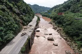 四川宜宾姚家嘴山体崩塌路段还有二次垮塌可能，前往长宁、珙县等地车辆需绕行图片