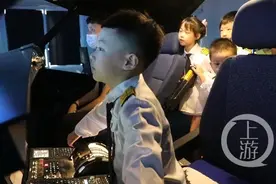 盛夏酷暑 潮生活丨小机长开大飞机，小小航空迷的梦想实现了图片